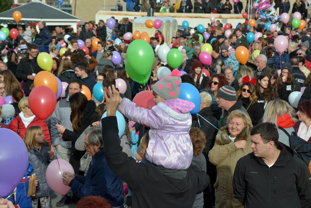 PULA, 31.12.2018. - ZADNJI DAN, TRZNICA VERUDA, DOCEK NOVE GODINE U PODNE, KLIZALISTE, Snimio Neven LAZAREVIC